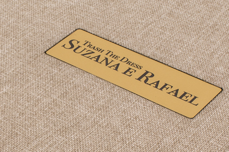 Revestimento tecido com placa metalizada